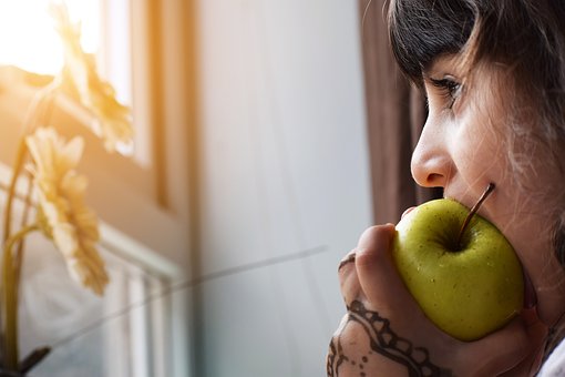 kids eating pix apple